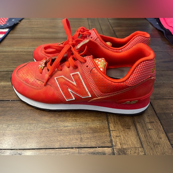 Women’s New Balance Disney Minnie Mouse Sneakers SZ 9.5 - Picture 3 of 7